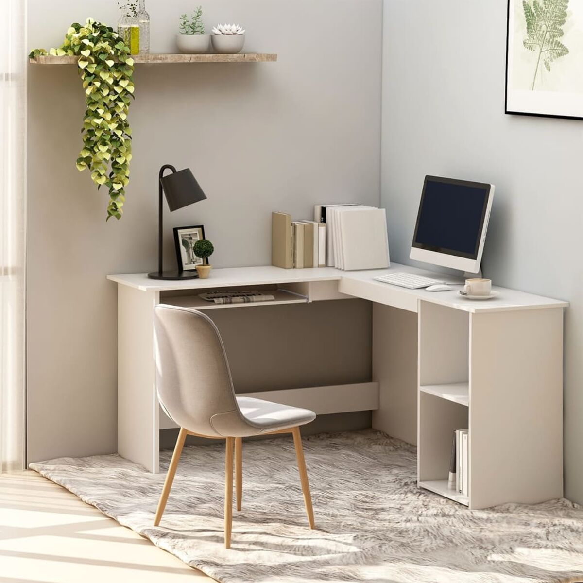 Ein weißer L-förmiger Schreibtisch mit Computer, Lampe und Büchern. Ein Stuhl steht davor.