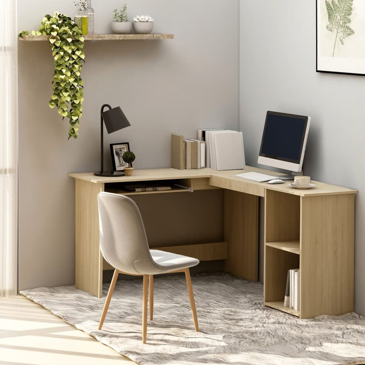 L-förmiger Holzschreibtisch mit Computer und Stuhl, in Fensternähe.