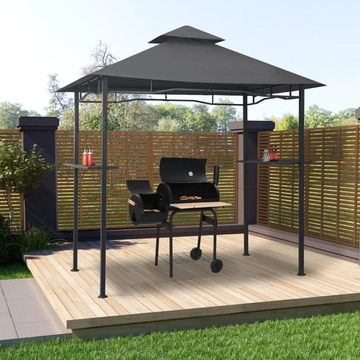 Outdoor-Grill-Setup: Grill, zwei Beistelltische und ein Pavillon. Holzterrasse im Hintergrund.