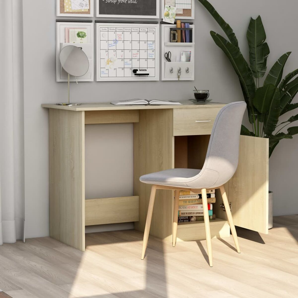 Holzschreibtisch mit Schublade, Stuhl und Gegenständen an der Wand im Hintergrund.
