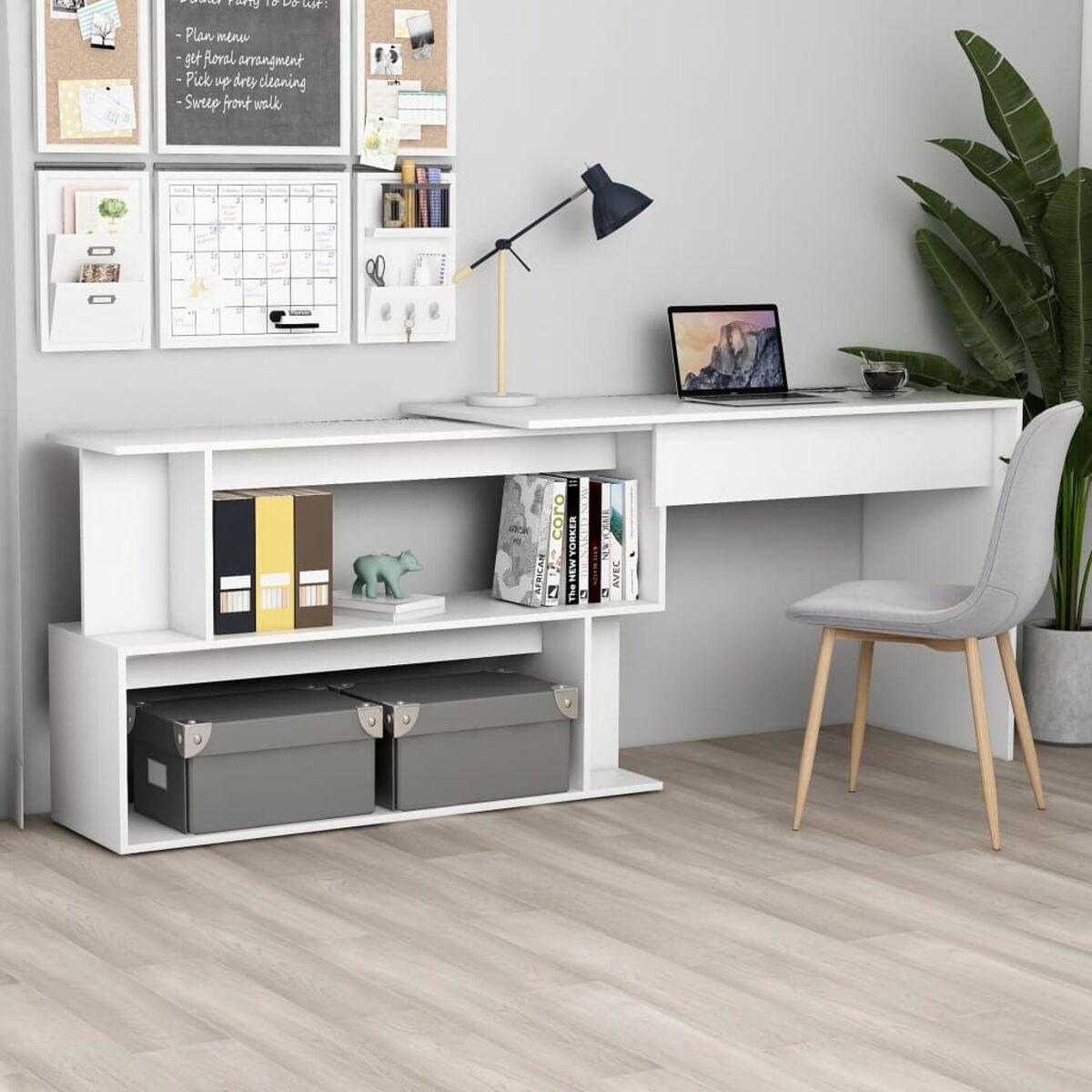 Weißer Schreibtisch mit Regal und Computer. Der Hintergrund ist eine Wand.
