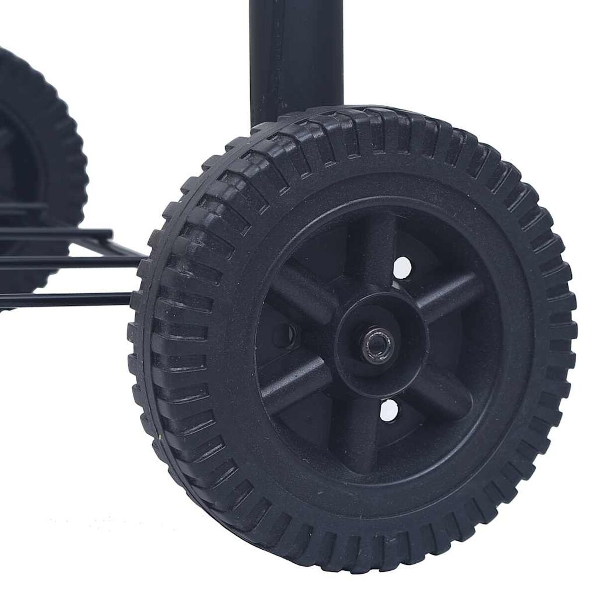 Zbliżenie czarnego koła ze szprychami. Grill w tle. Białe tło.