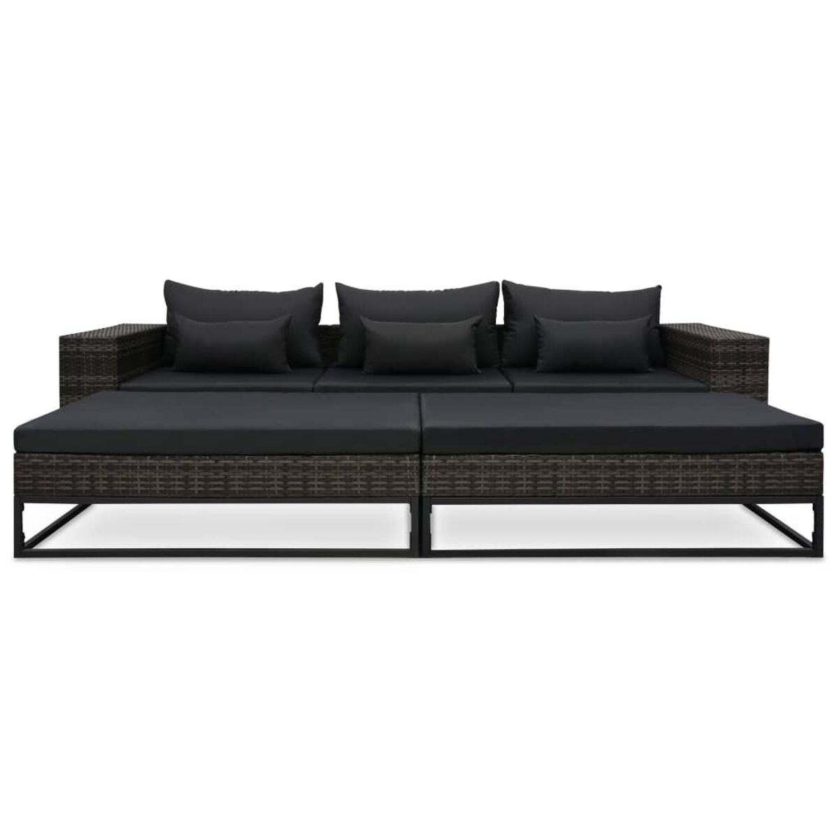 Dunkles Korbmöbel mit schwarzen Kissen. Es ist modular aufgebaut.