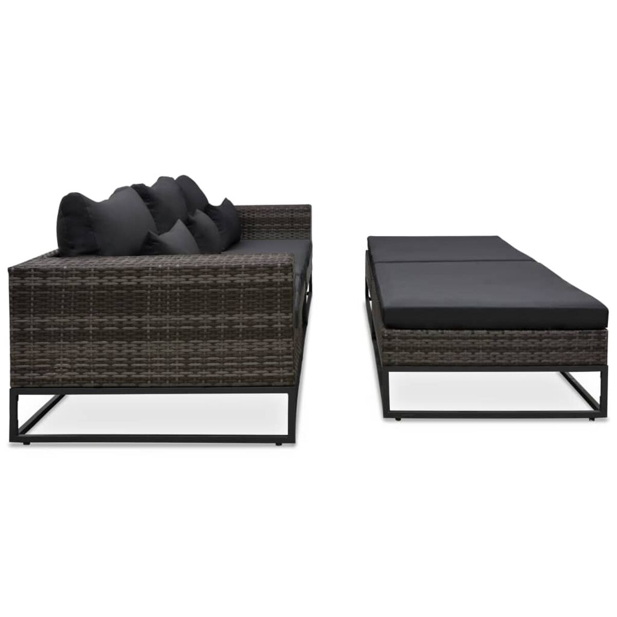 Ein Gartenmöbelset aus Korbgeflecht, bestehend aus einem Sofa mit Kissen und einer separaten Sonnenliege, beide auf schwarzen Rahmen.