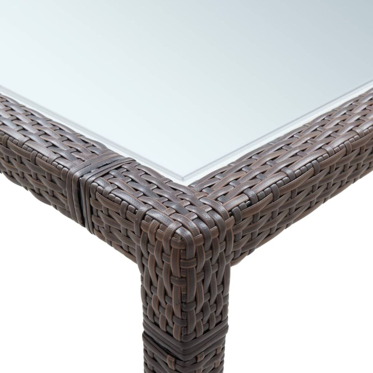 Nahaufnahme einer Rattan-Tischecke. Gewebtes Design mit Glasplatte.