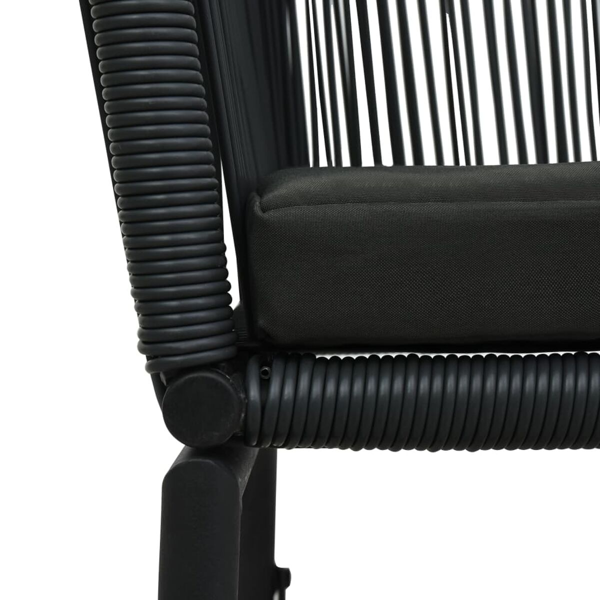 Nahaufnahme eines schwarzen Stuhls mit dunklem Kissen. Der Stuhl hat ein gewebtes Design.