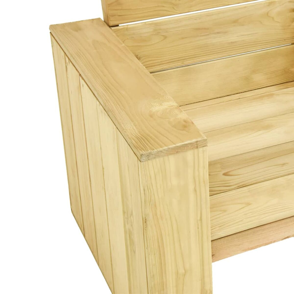 Nahaufnahme einer hölzernen Armlehne. Das Holz ist hellbraun. Die Szene ist gut beleuchtet.