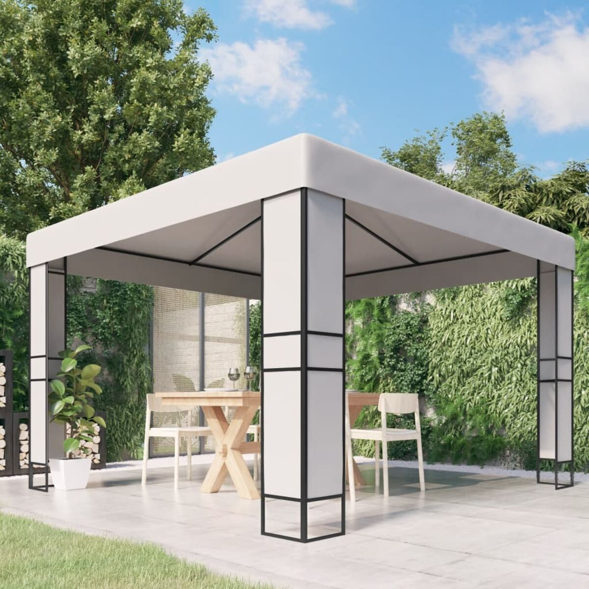 Weißer Pavillon im Garten. Tisch, Stühle und Pflanzen im Inneren. Grün im Hintergrund.