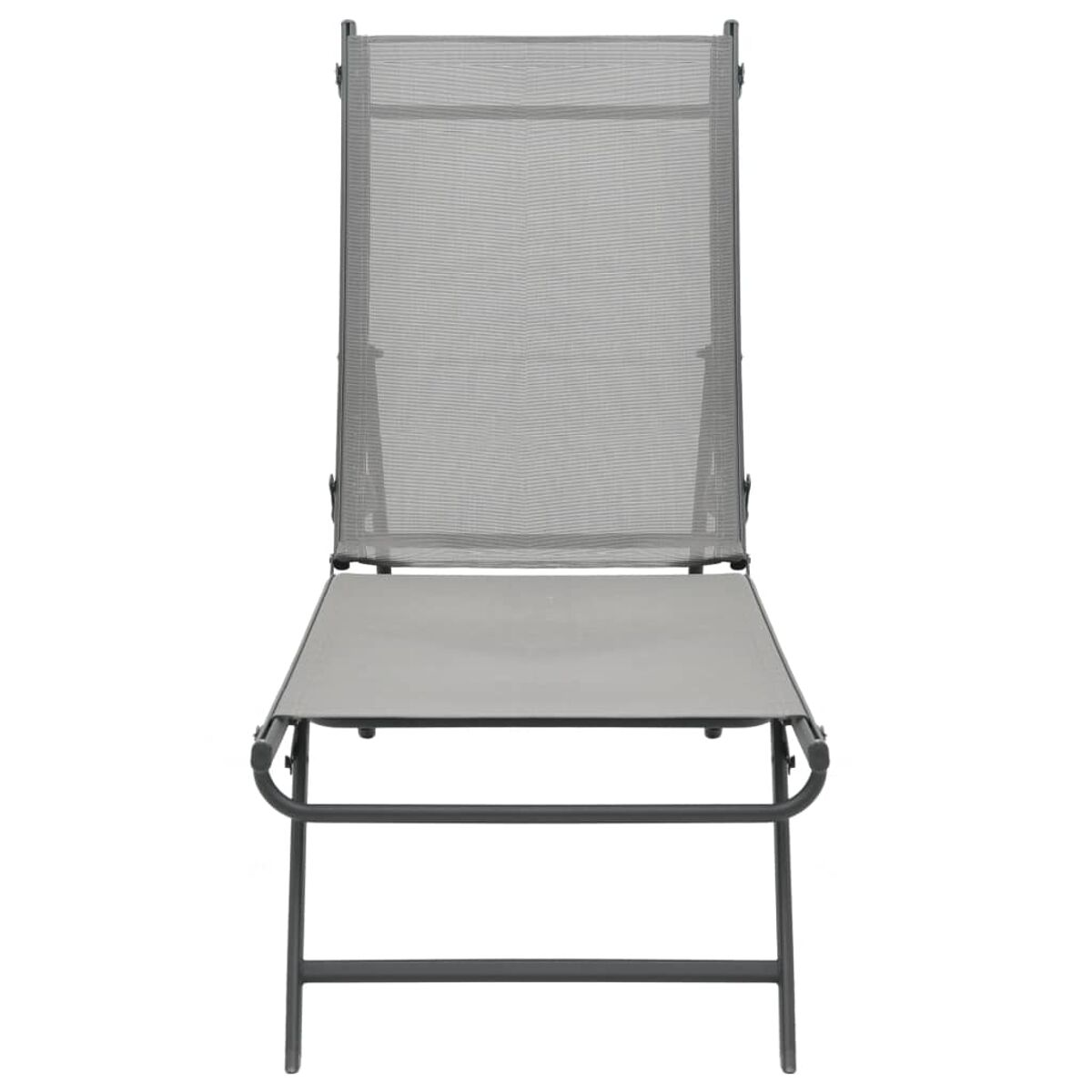 Grauer Outdoor-Stuhl. Der Stuhl hat eine Netzrückenlehne und -sitz mit Metallrahmen. Er ist auf weißem Hintergrund.