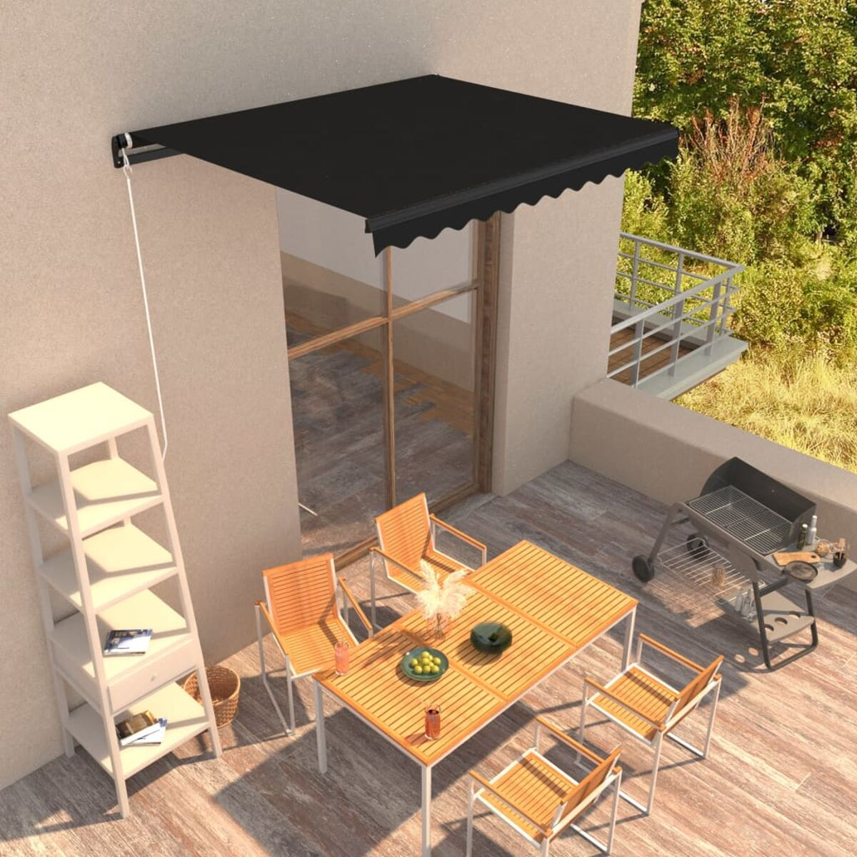 Schwarze Markise über einem Holztisch mit Stühlen auf einer Terrasse.