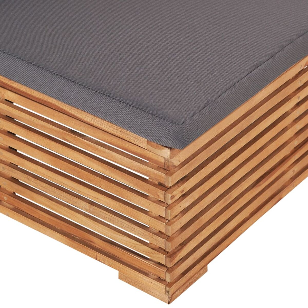 Ein quadratischer Holztisch mit einem grauen Kissen oben. Der Tisch besteht aus Holzlatten, das Kissen ist grau.