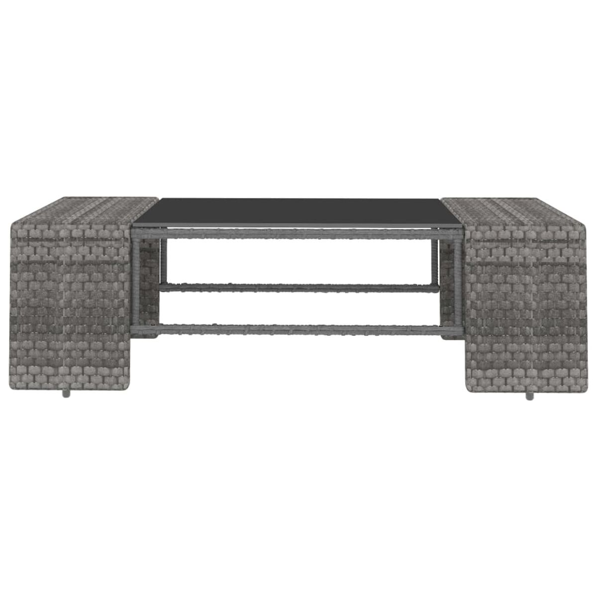 Grauer, gewebter Outdoor-Couchtisch mit schwarzer Glasplatte.