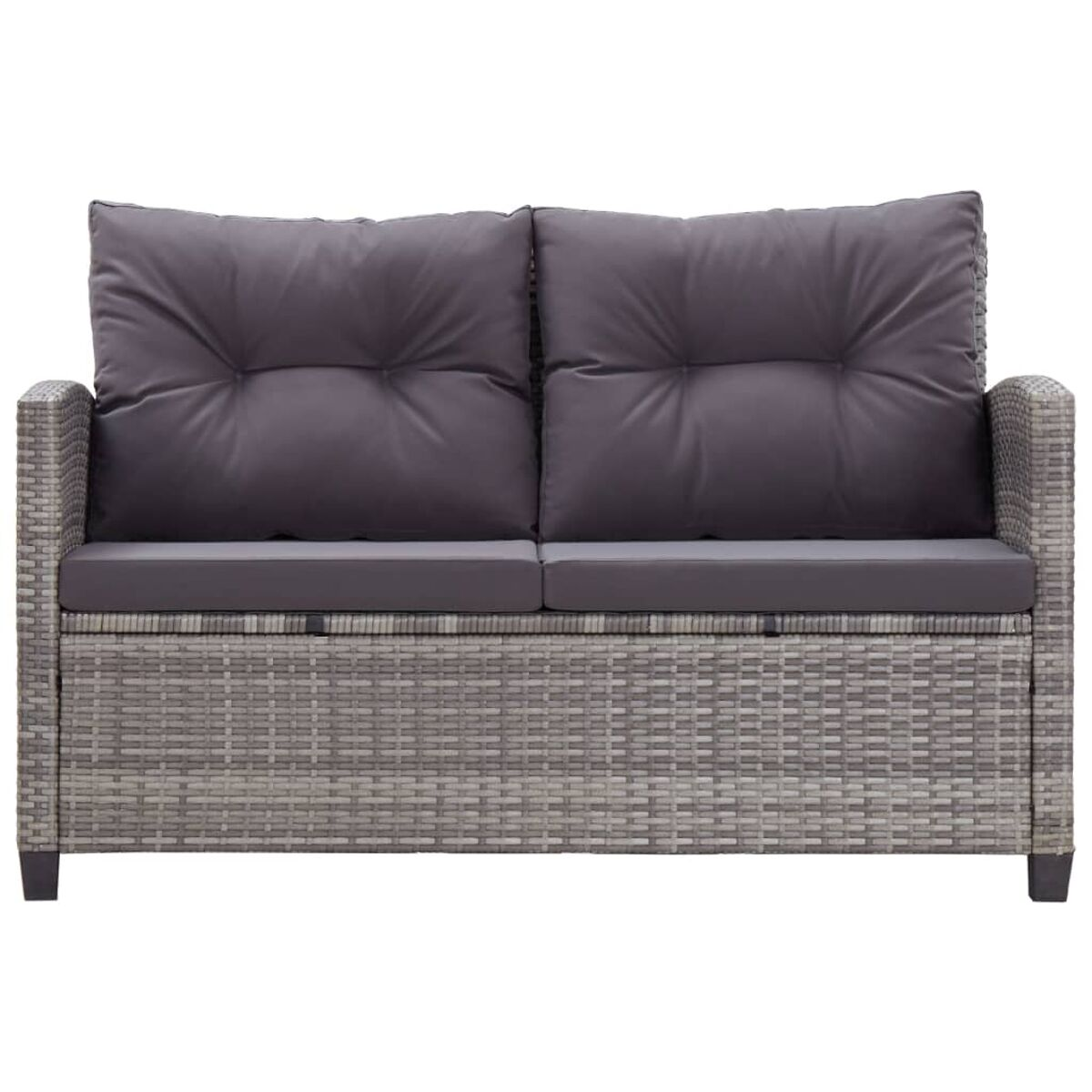 Graues Rattan-Sofa mit zwei grauen Kissen auf weißem Hintergrund.