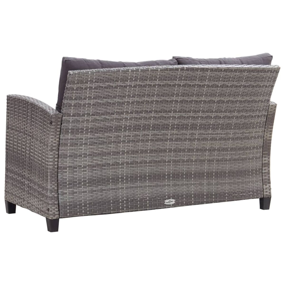 Rückansicht eines grauen Korbmöbelsofas mit zwei Kissen. Es hat Holzbeine.