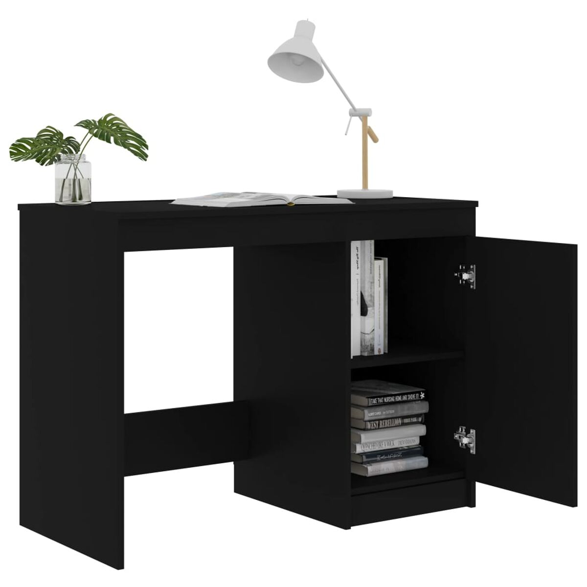 Schwarzer Schreibtisch mit geöffneter Tür, Büchern, Lampe, Pflanze.