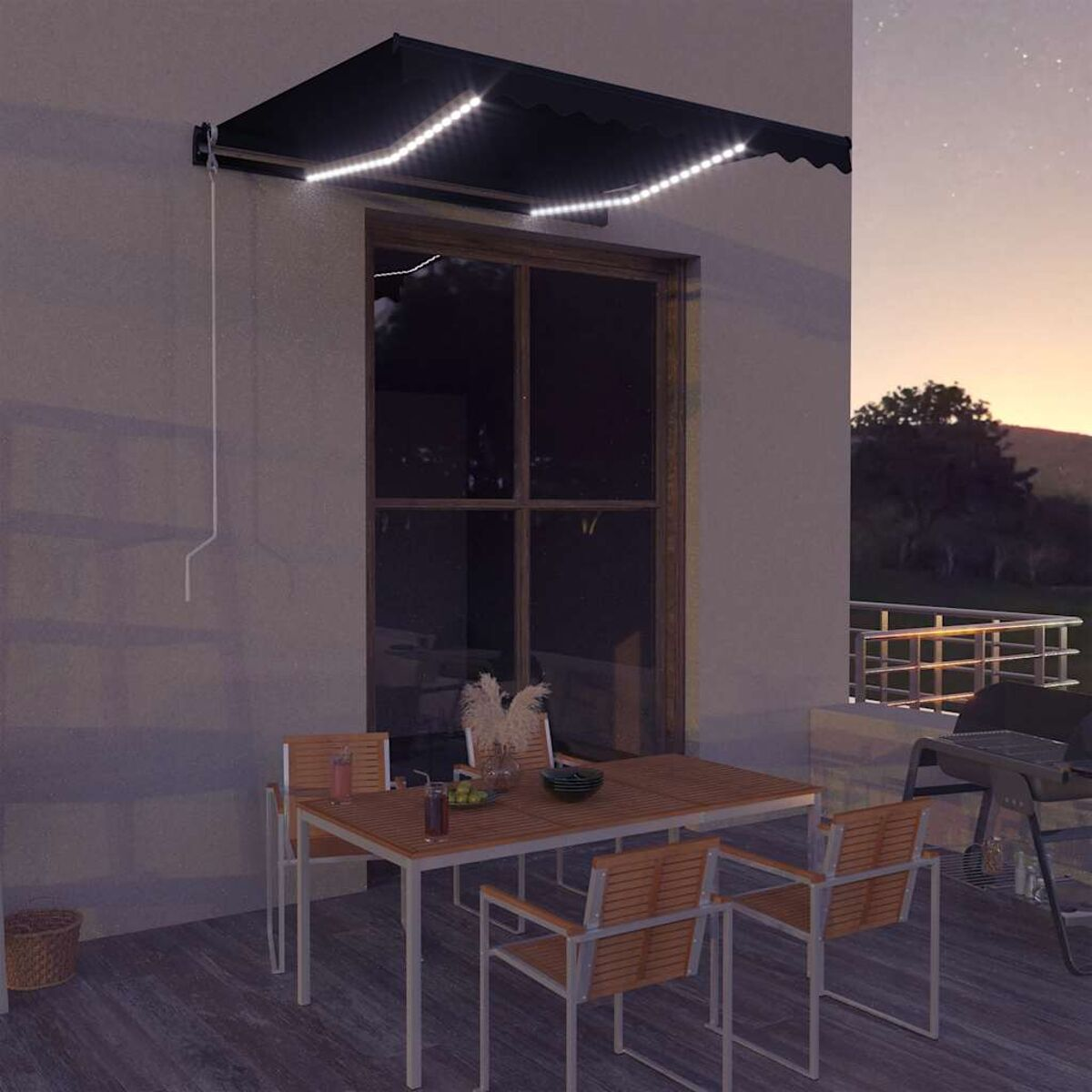 Eine schwarze Markise mit LED-Lichtern über einem Fenster, mit einem Tisch und Stühlen auf einer Terrasse.