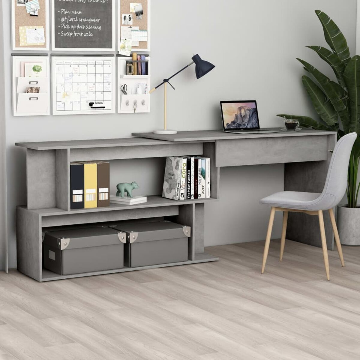 Grauer Schreibtisch mit Regalen und Stuhl. Es gibt einen Laptop, Bücher und eine Pflanze.