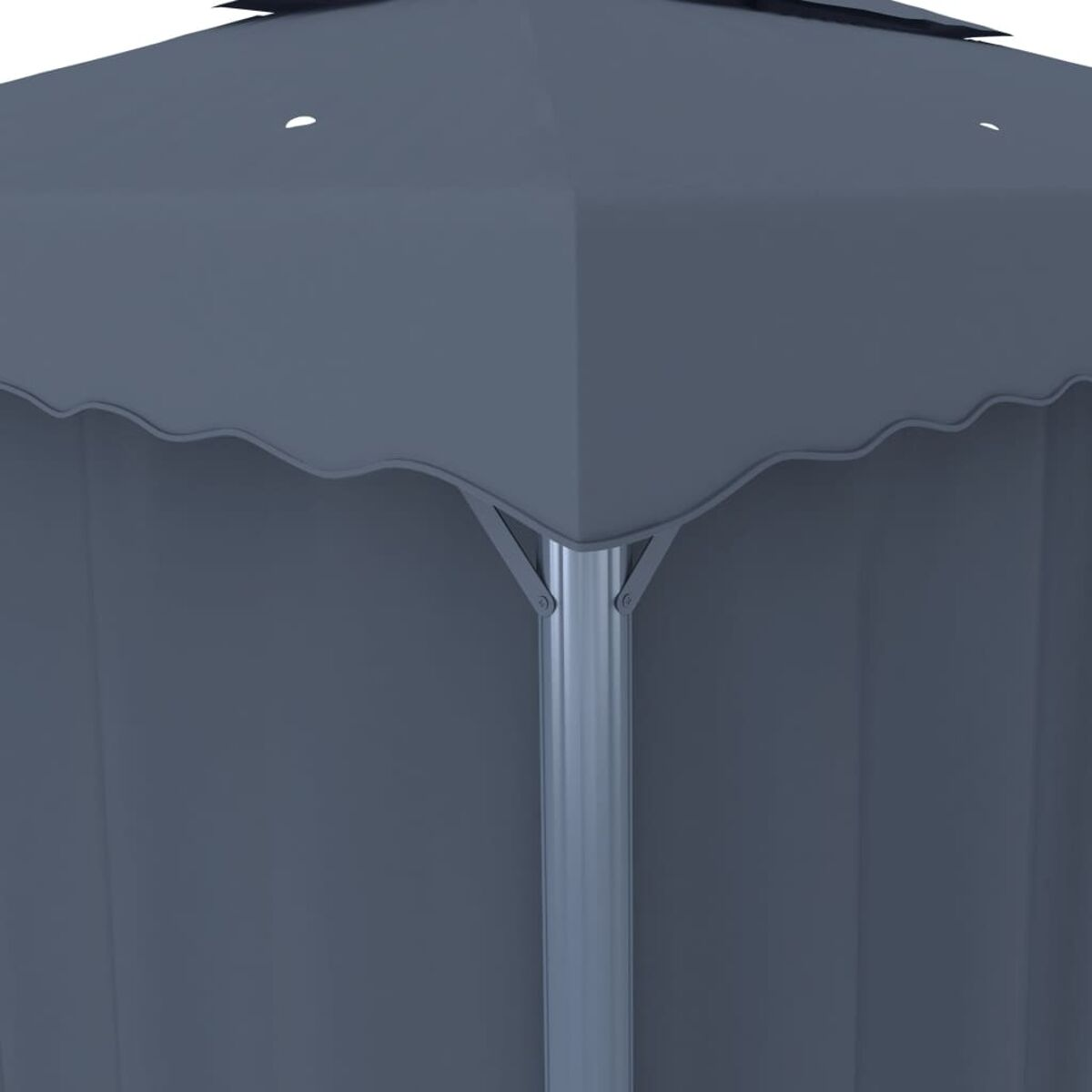 Nahaufnahme einer Gazebo-Ecke. Graues Stoffdach mit gewelltem Rand und silberner Stützstange.