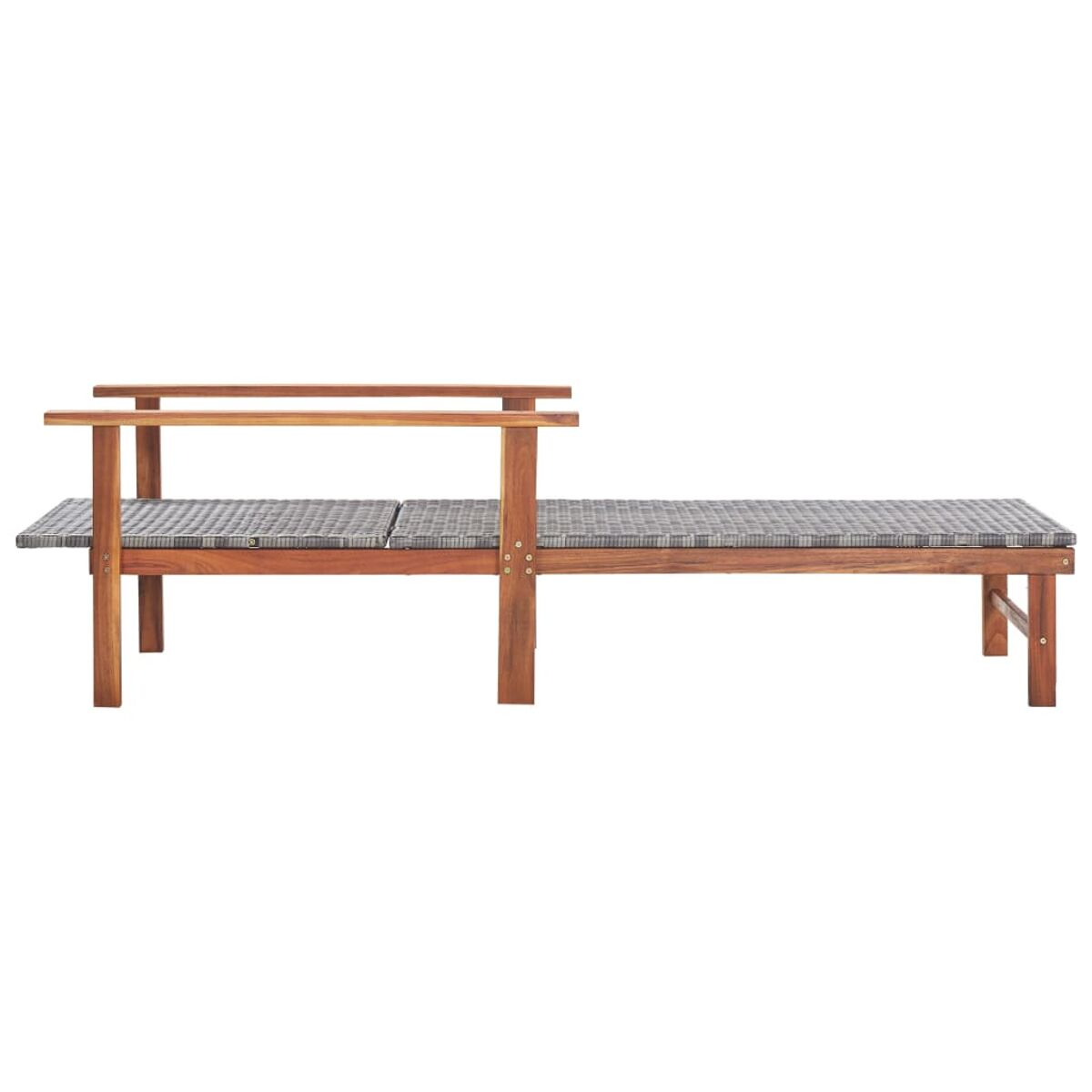 Holz-Außenliege mit gewebter grauer Oberfläche und kleinem Beistelltisch.