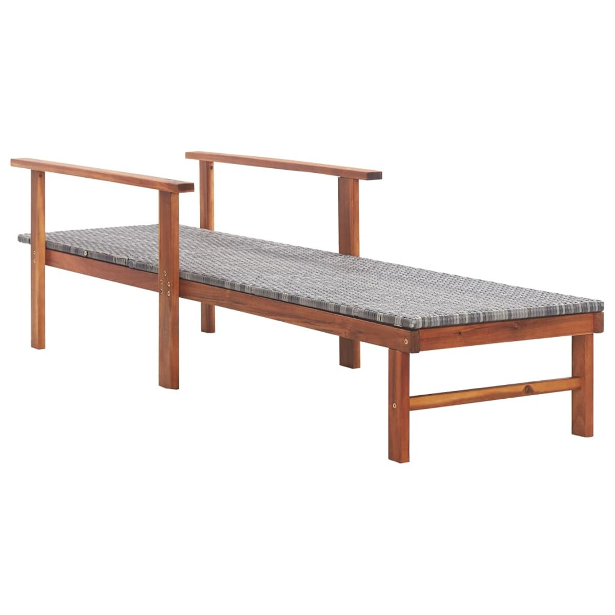 Holz-Chaise-Lounge mit einem gewebten grauen Kissen. Es hat Armlehnen und steht auf weißem Hintergrund.