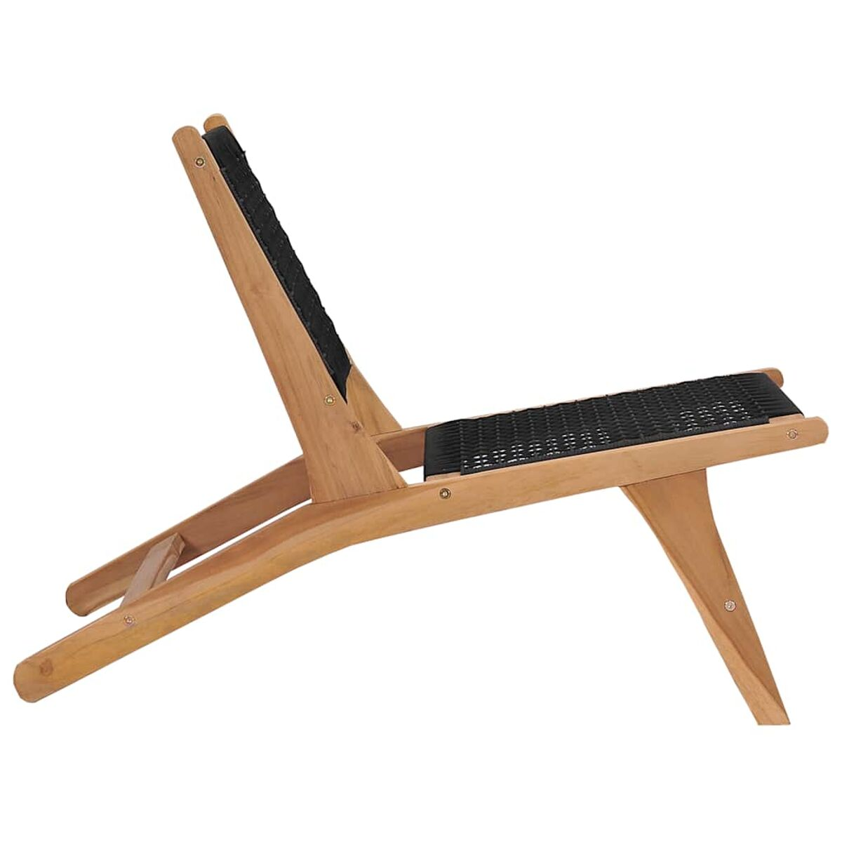 Holzliegestuhl mit schwarzem, gewebtem Sitz. Der Stuhl ist abgewinkelt und leer.