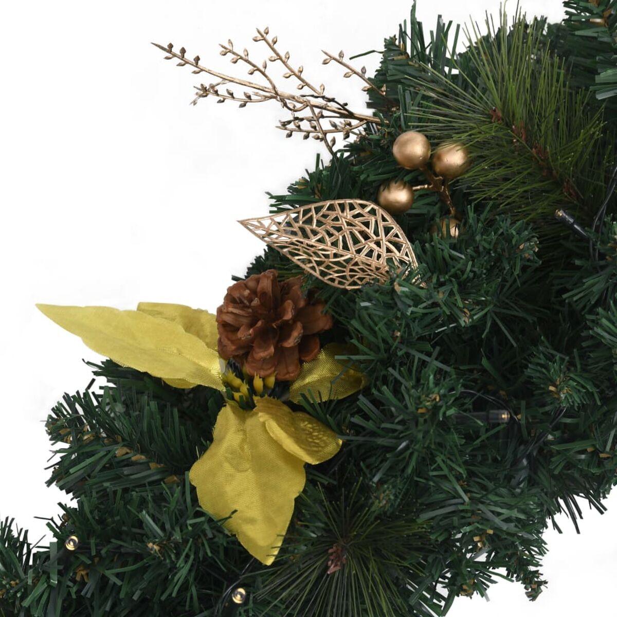 Weihnachtskranz mit grünen Tannennadeln, goldener Dekoration und einem Tannenzapfen. Weißer Hintergrund.