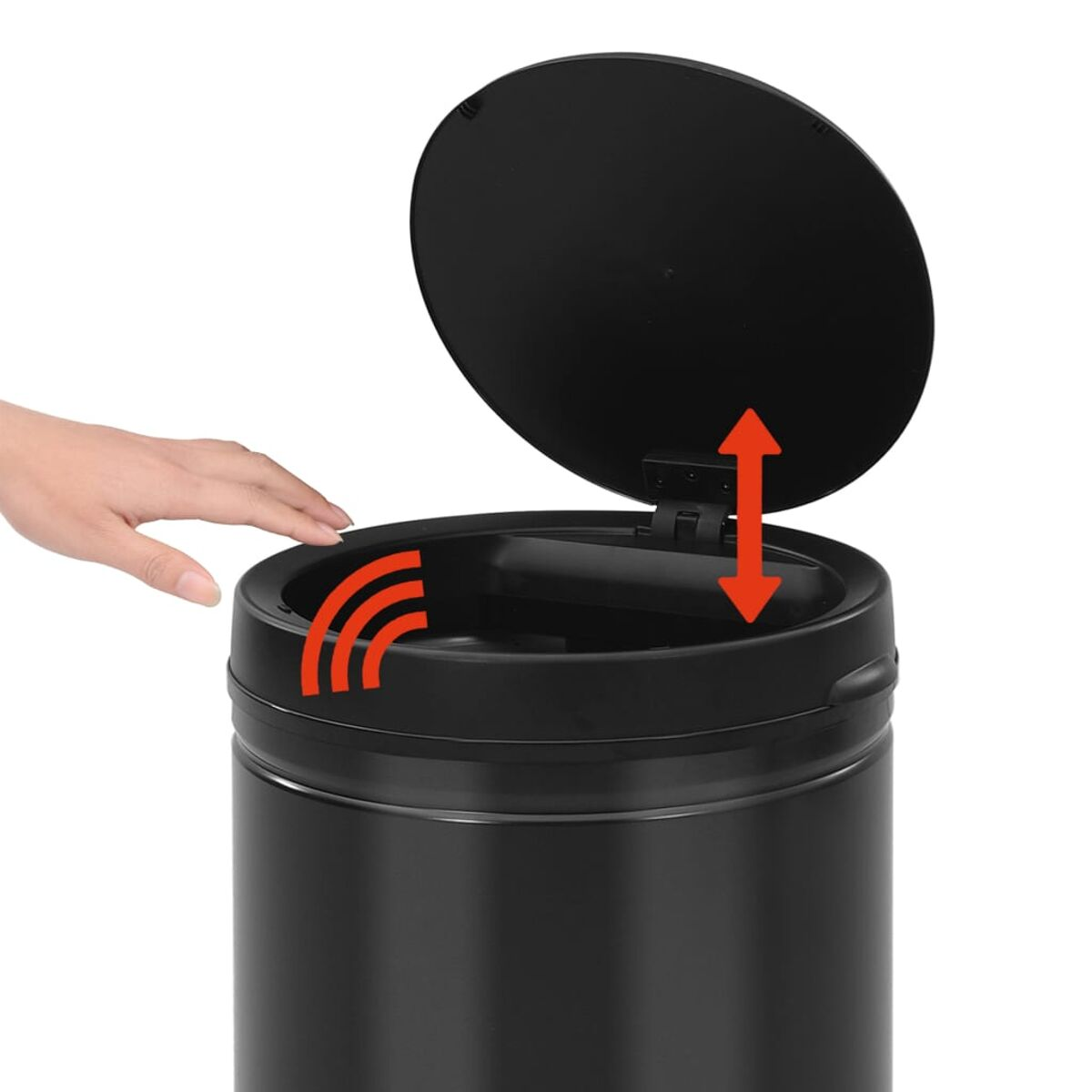 Schwarzer Mülleimer mit offenem Deckel. Hand in der Nähe des Sensors.
