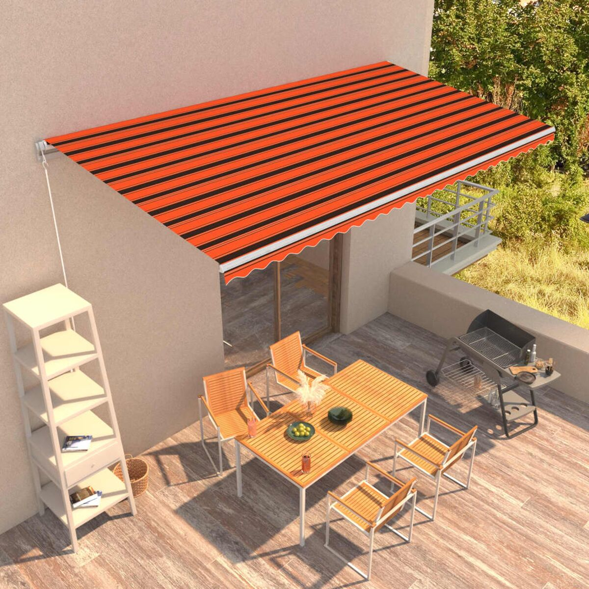 Szene im Freien mit Markise, Tisch, Stühlen und Grill. Markise ist orange und schwarz. Holzterrasse.