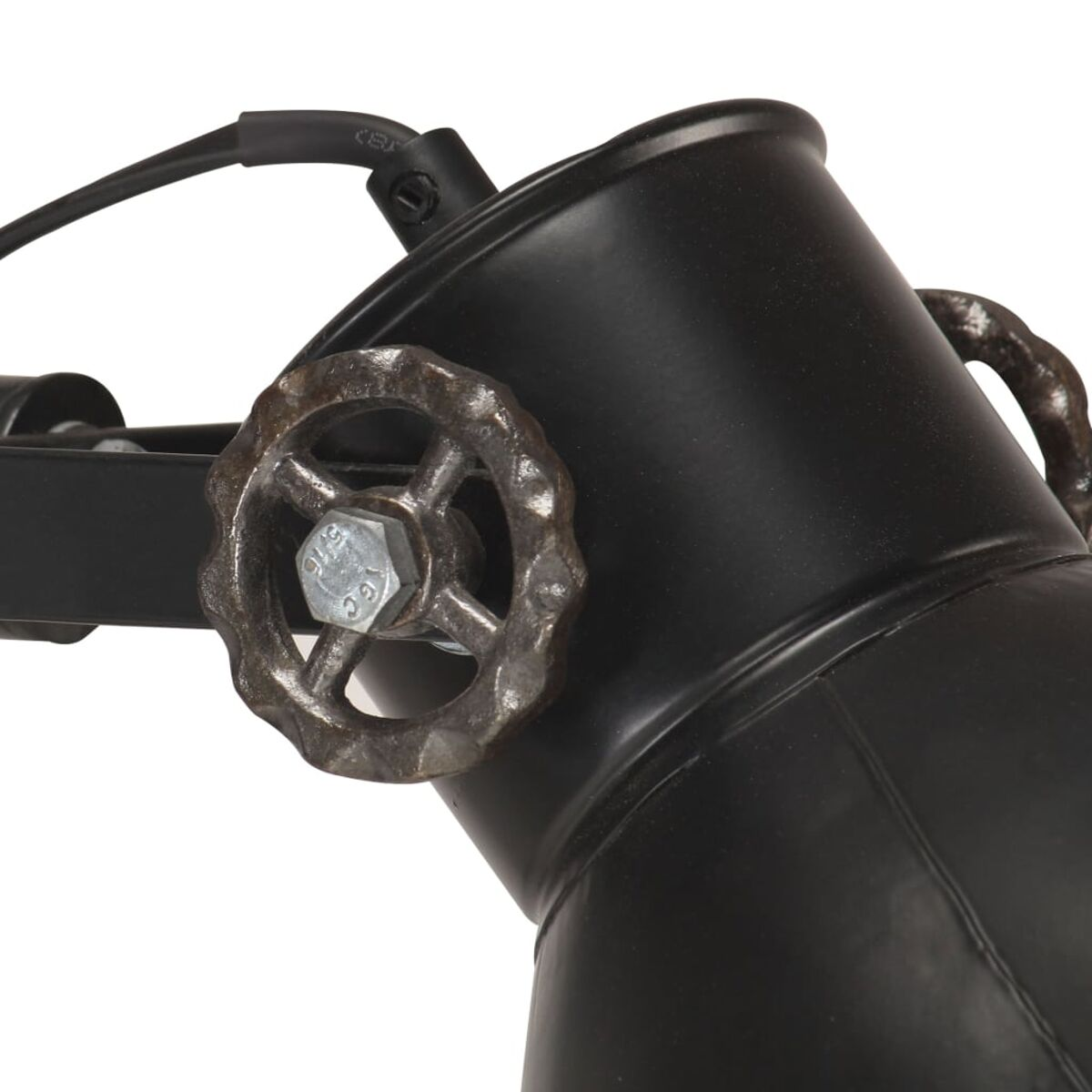 Schwarze Lampe im Industriestil mit Metallrad. Ein schwarzes Kabel ist mit der Lampe verbunden.
