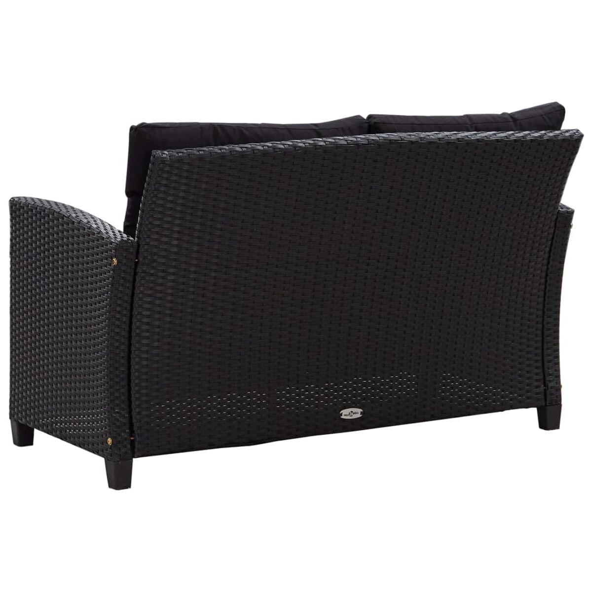 Schwarzes Korbsesselsofa. Rückansicht. Schwarze Kissen. Weißer Hintergrund.