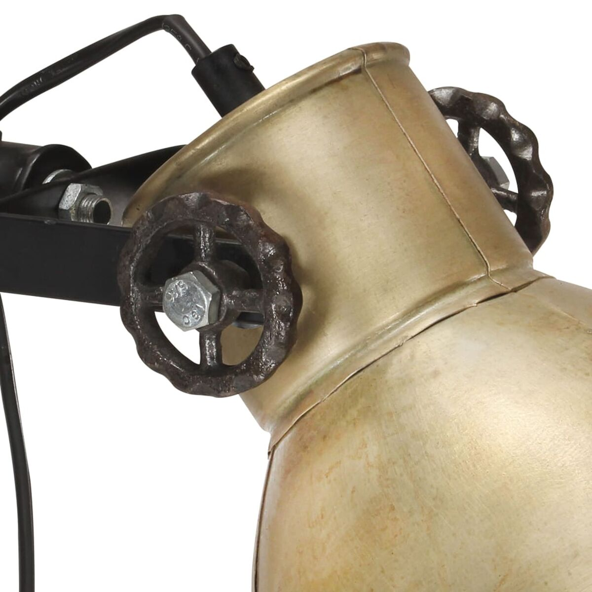 Nahaufnahme einer goldfarbenen Lampe mit zwei dunklen Rädern.