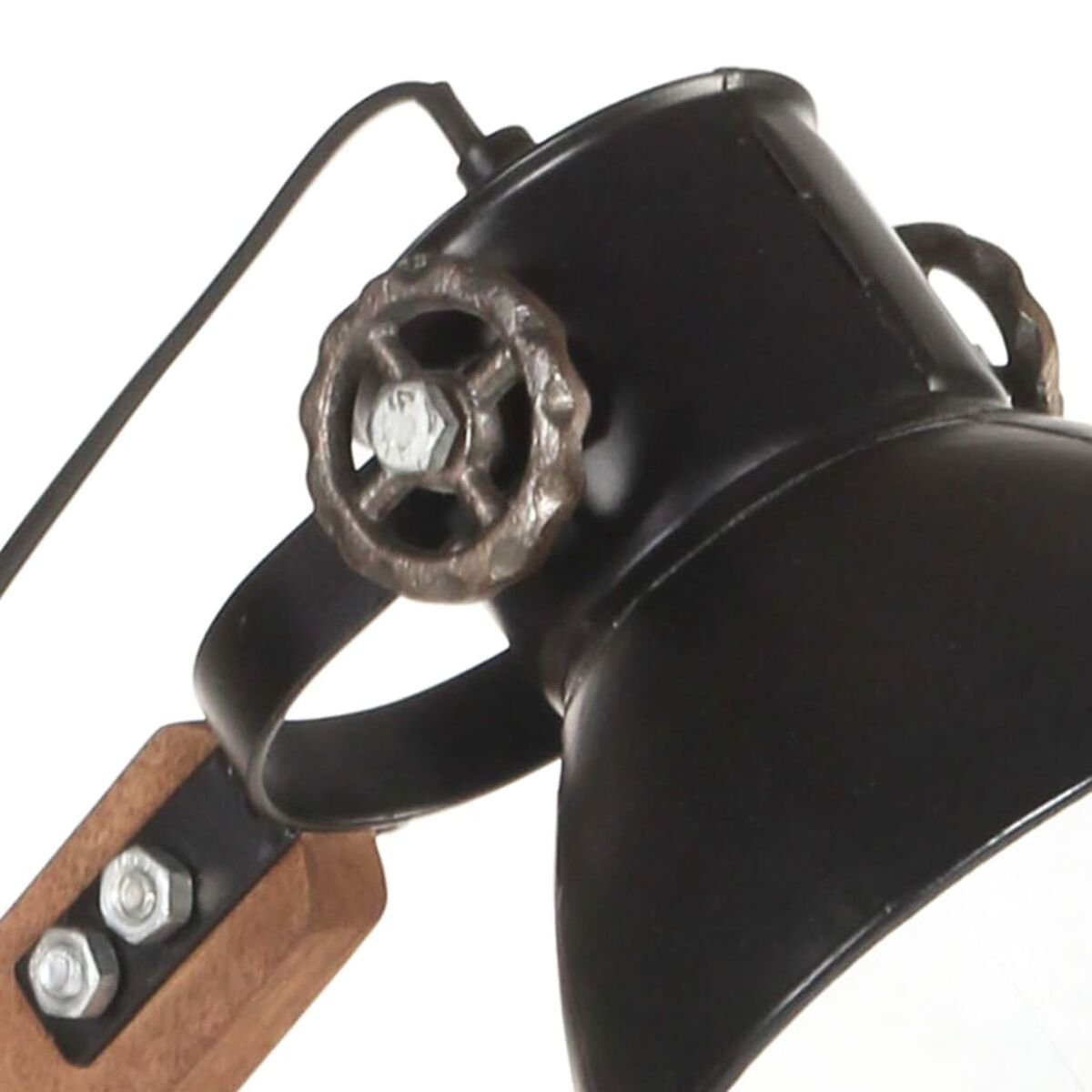 Nahaufnahme einer schwarzen Metalllampe mit Holzarm und radförmigem Einstellknopf.