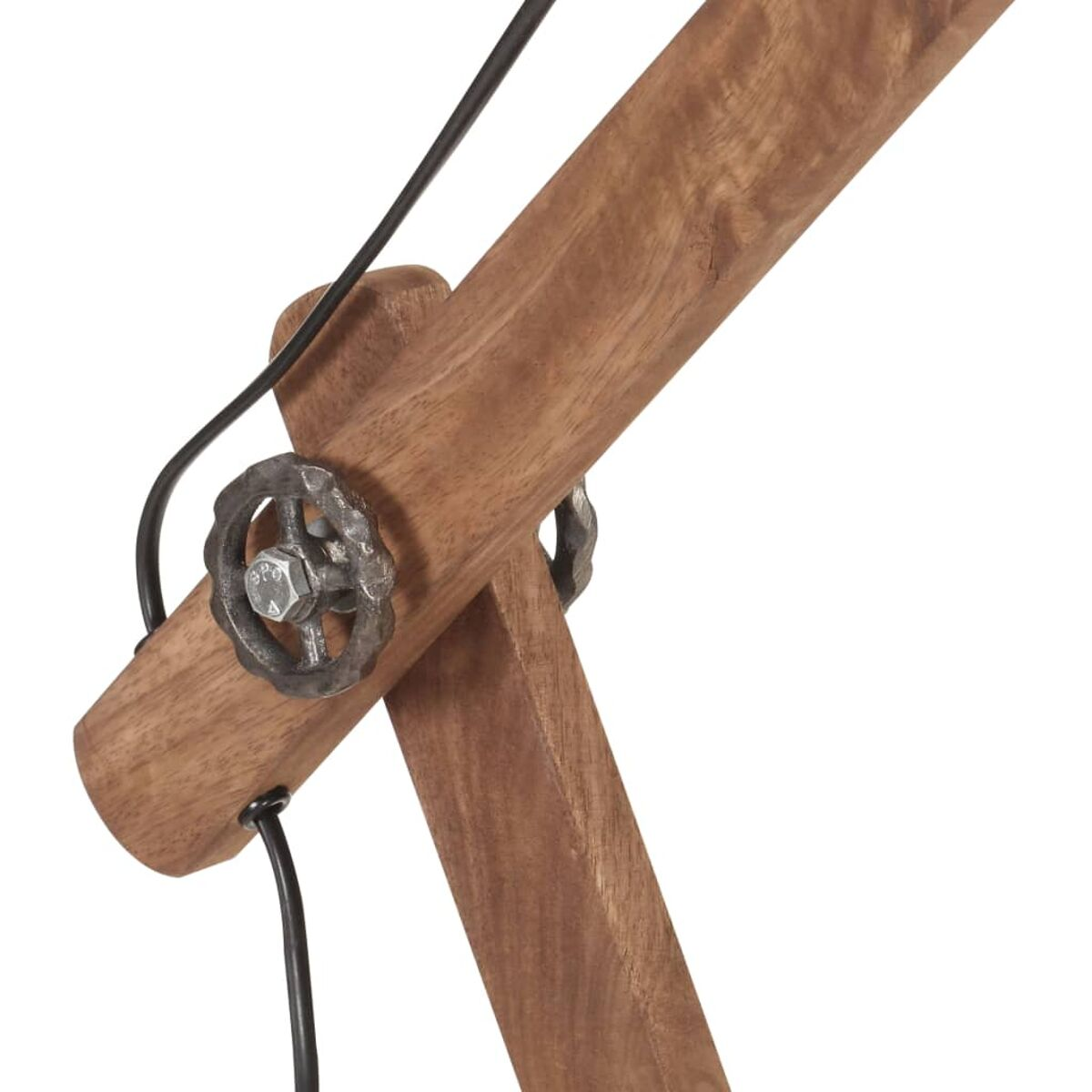 Nahaufnahme eines Holzlampenarms mit Metalldetails und einem schwarzen Draht.