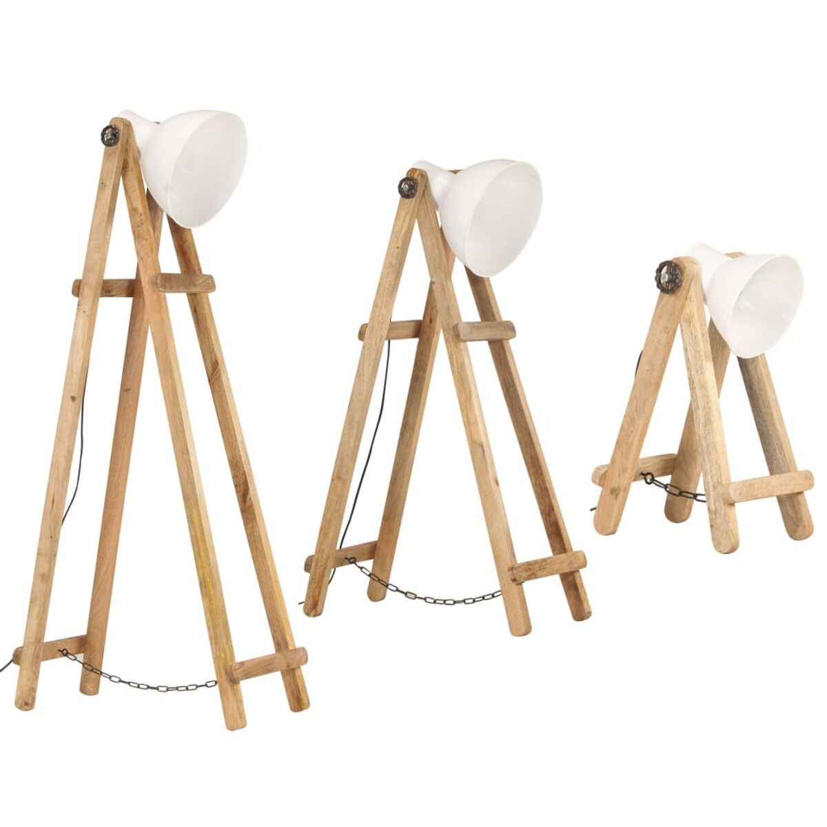 Drei Holzstativlampen. Weiße Schirme, helle Holzrahmen. Unterschiedliche Größen. Weißer Hintergrund.