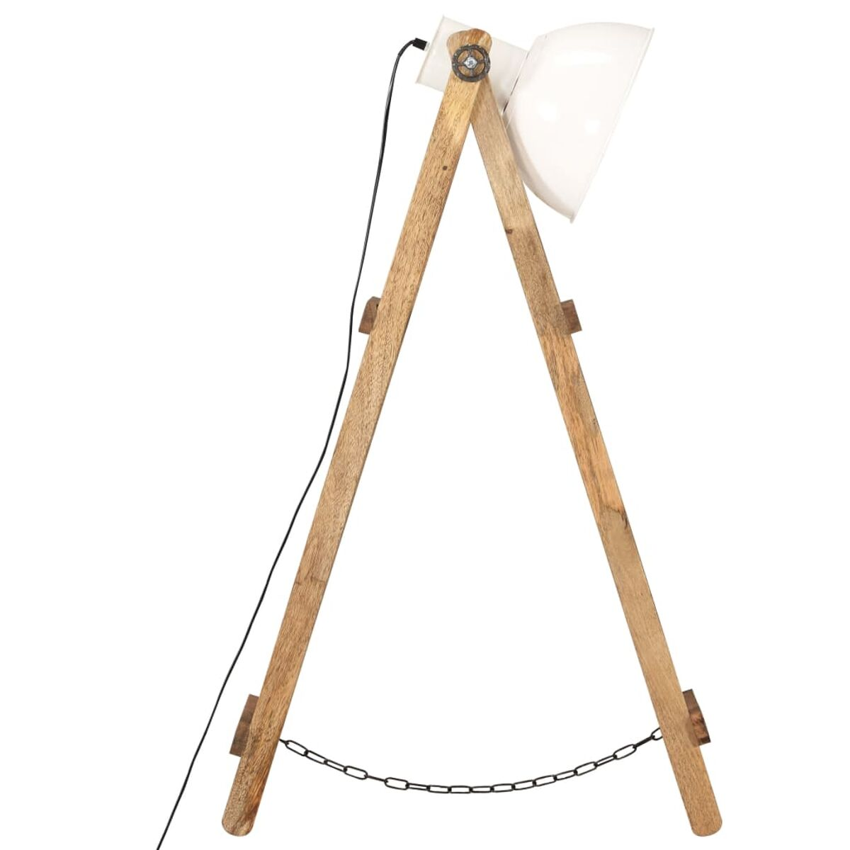 Eine Holz-Dreibein-Lampe mit weißem Schirm. Das Licht hat ein schwarzes Kabel und eine Kette.