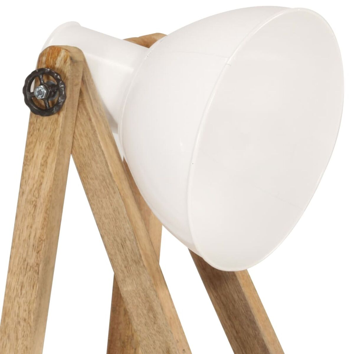 Weiße und helle Holzlampe auf weißem Hintergrund.