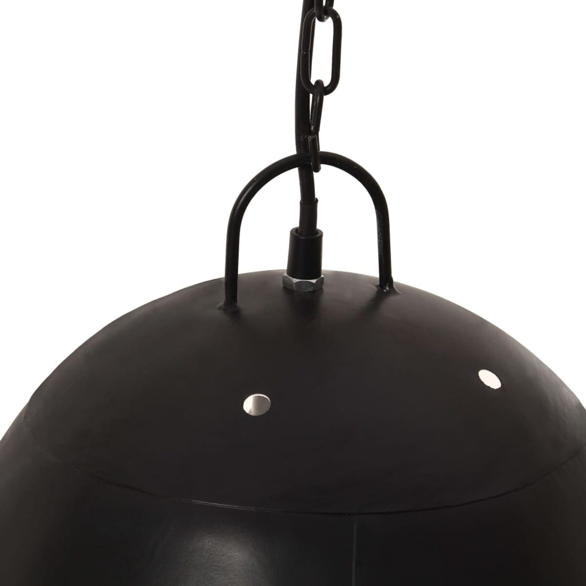 Schwarze Pendelleuchte. Die Lampe ist rund mit Löchern. Sie hängt an einer Kette.