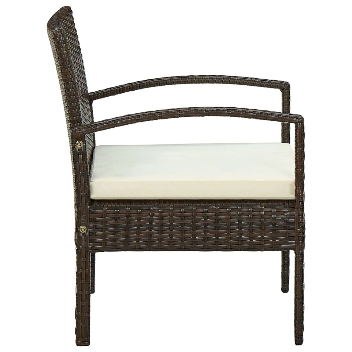 Brauner Rattan-Stuhl mit Kissen, Seitenansicht. Isoliert auf weißem Hintergrund.