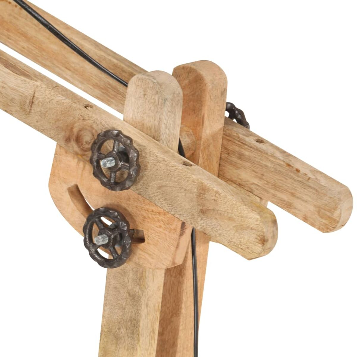 Nahaufnahme der Gelenke einer Holzlampe, mit Metallrädern und schwarzen Drähten.