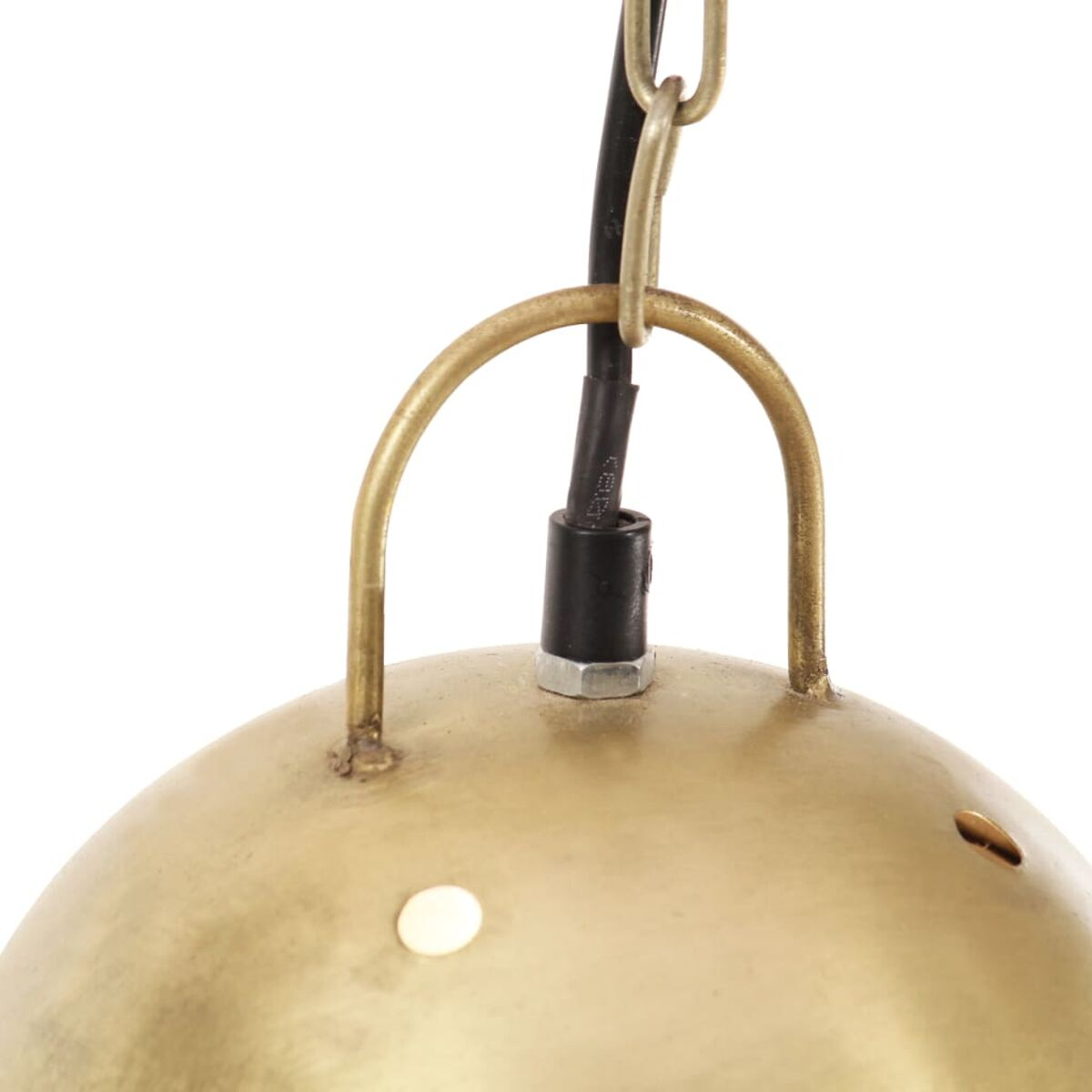 Nahaufnahme einer goldfarbenen Pendelleuchte. Die Leuchte hängt an einer Kette.