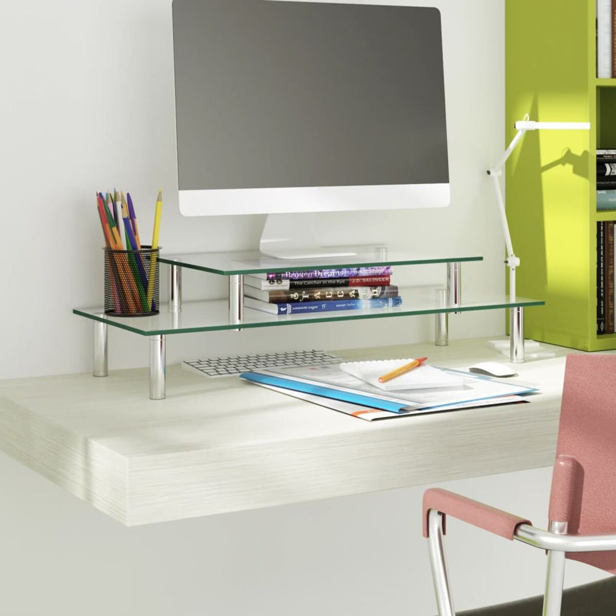 Schreibtisch mit Computer, Büchern und Büromaterial.