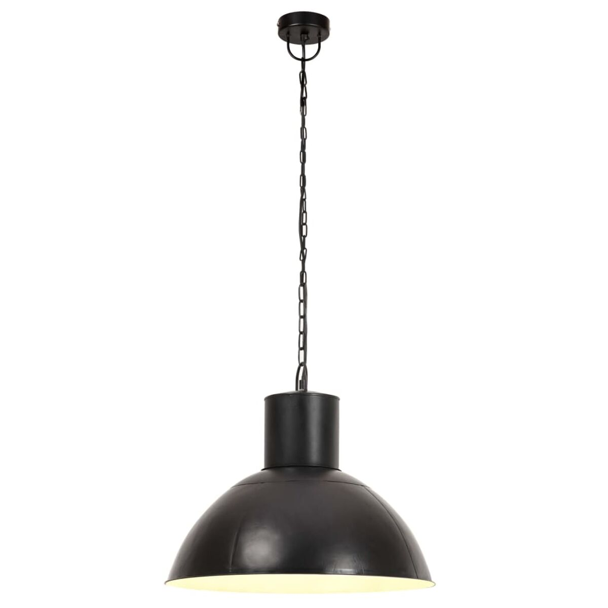 Eine schwarze Pendelleuchte mit geschwungenem Schirm, die an einer Kette hängt, auf weißem Grund.