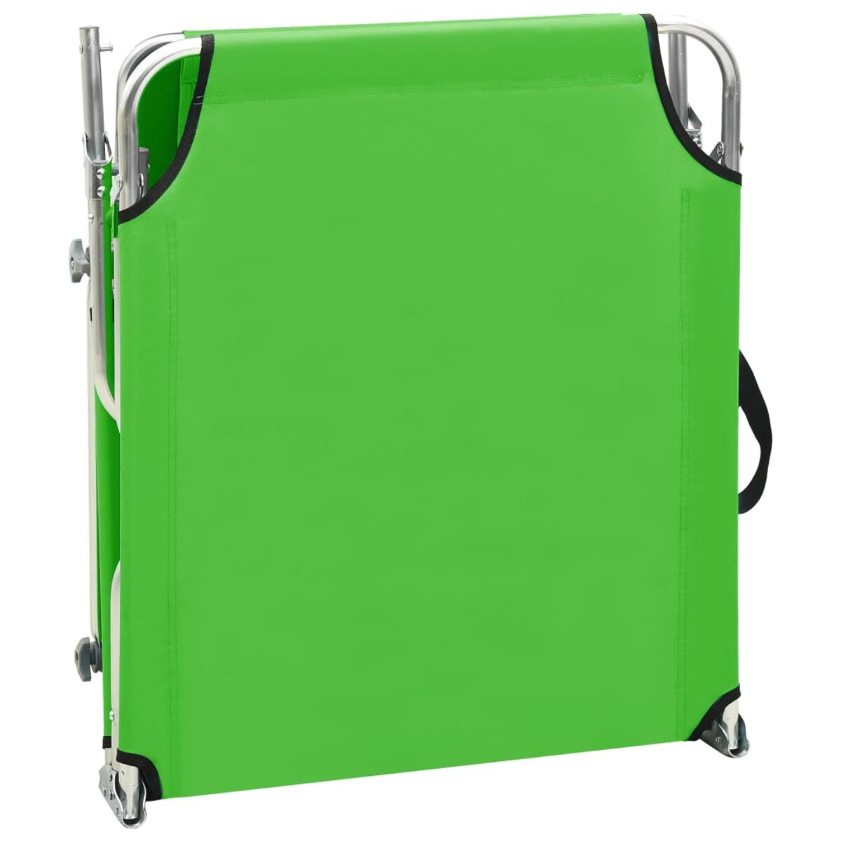 Zusammengeklappter grüner Strandstuhl mit schwarzen Rändern und Rädern.