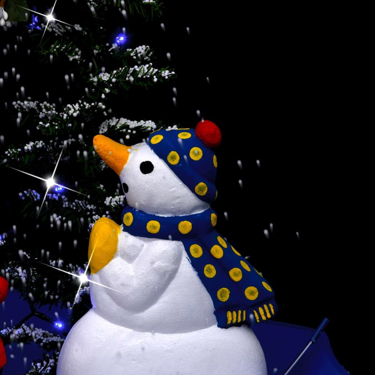 Ein Schneemann mit blauem Hut und Schal. Weihnachtsszene. Der Hintergrund ist dunkel.