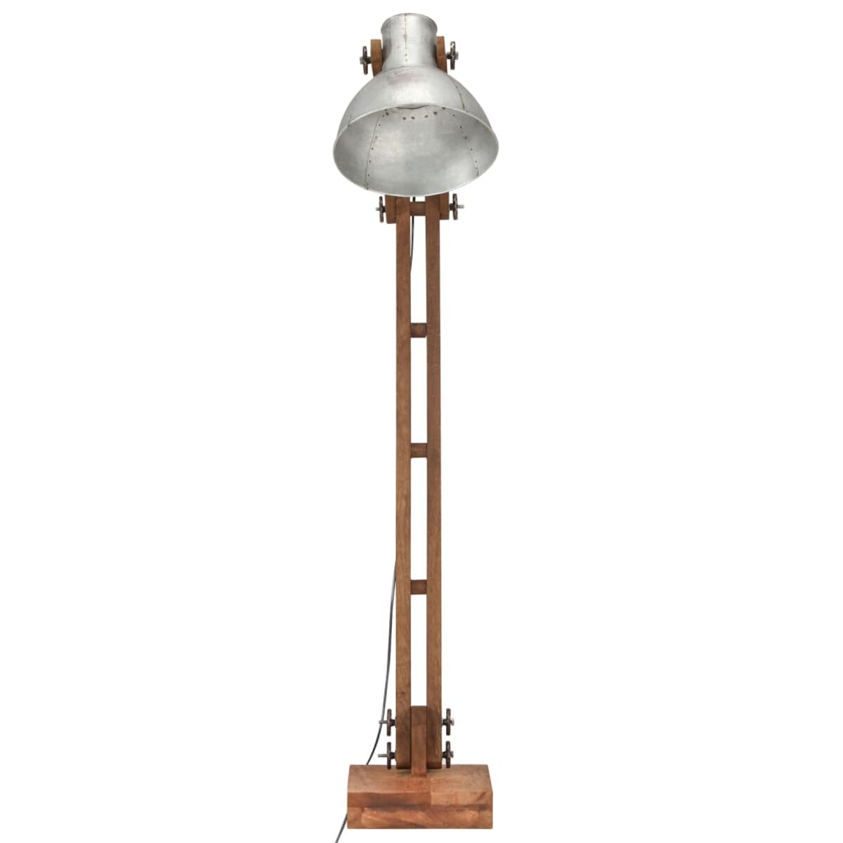 Stehlampe aus Holz mit Metallschirm. Hoher, brauner Rahmen. Weißer Hintergrund.