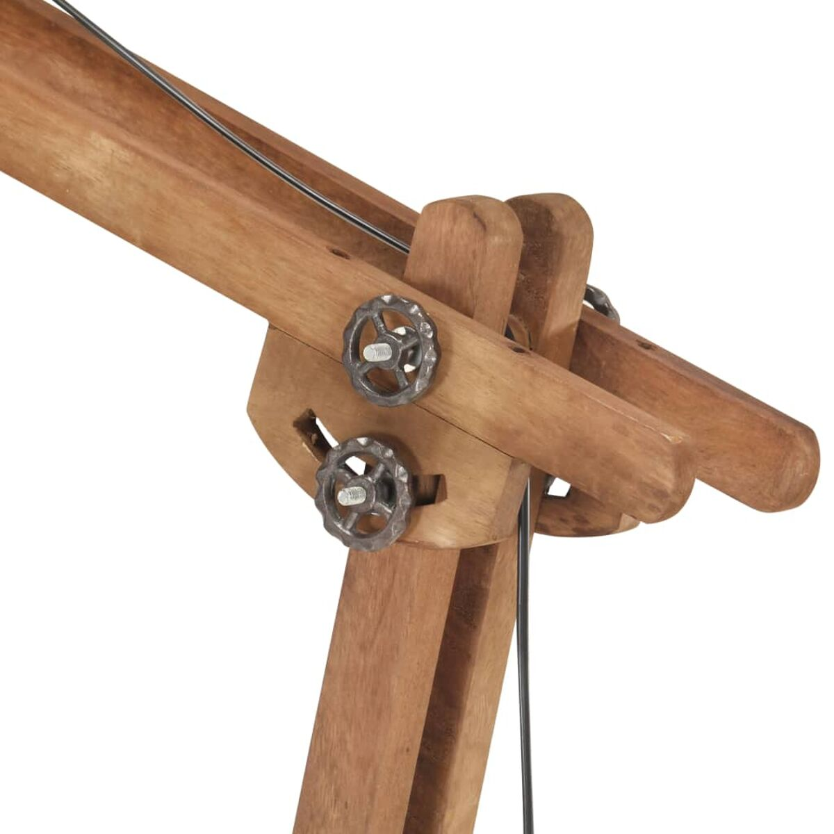 Verstellbarer Lampenmechanismus aus Holz, zeigt Holz- und Metallzahnräder, schwarzer Draht.