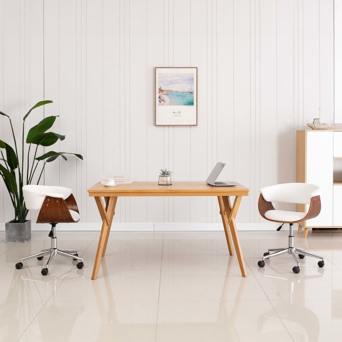 Büroaufbau: Schreibtisch, zwei Stühle, Laptop, Pflanze und Kunstwerk. Weißer Hintergrund.