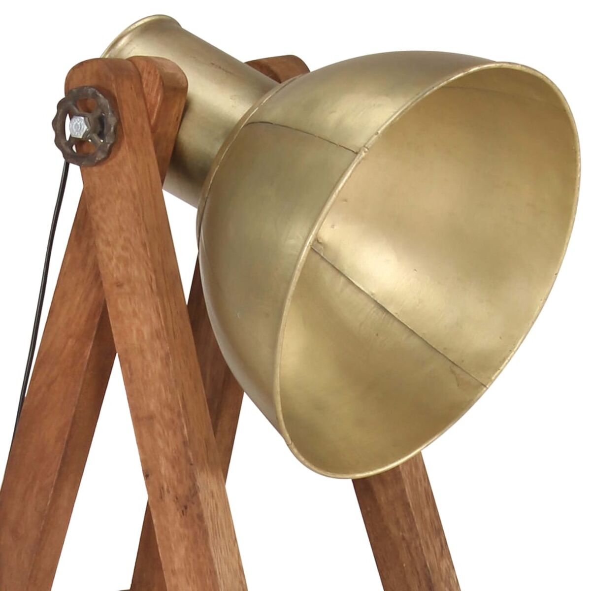 Ein Scheinwerfer mit Holzstativ. Das Licht ist goldfarben. Der Hintergrund ist weiß.