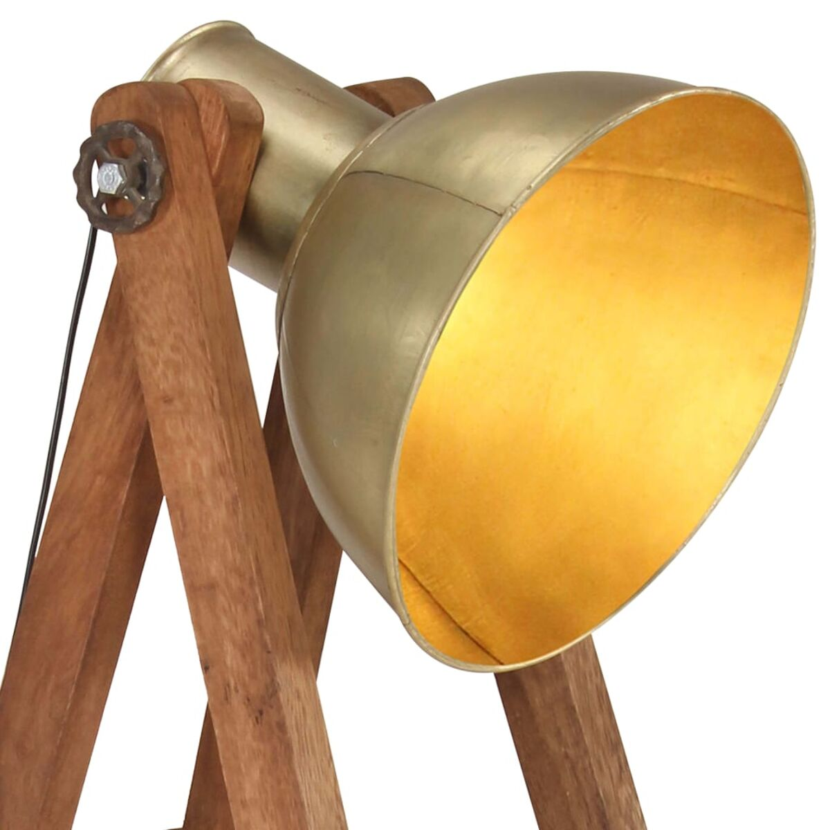Eine goldene Lampe mit Holzbeinen. Helles Licht innen.