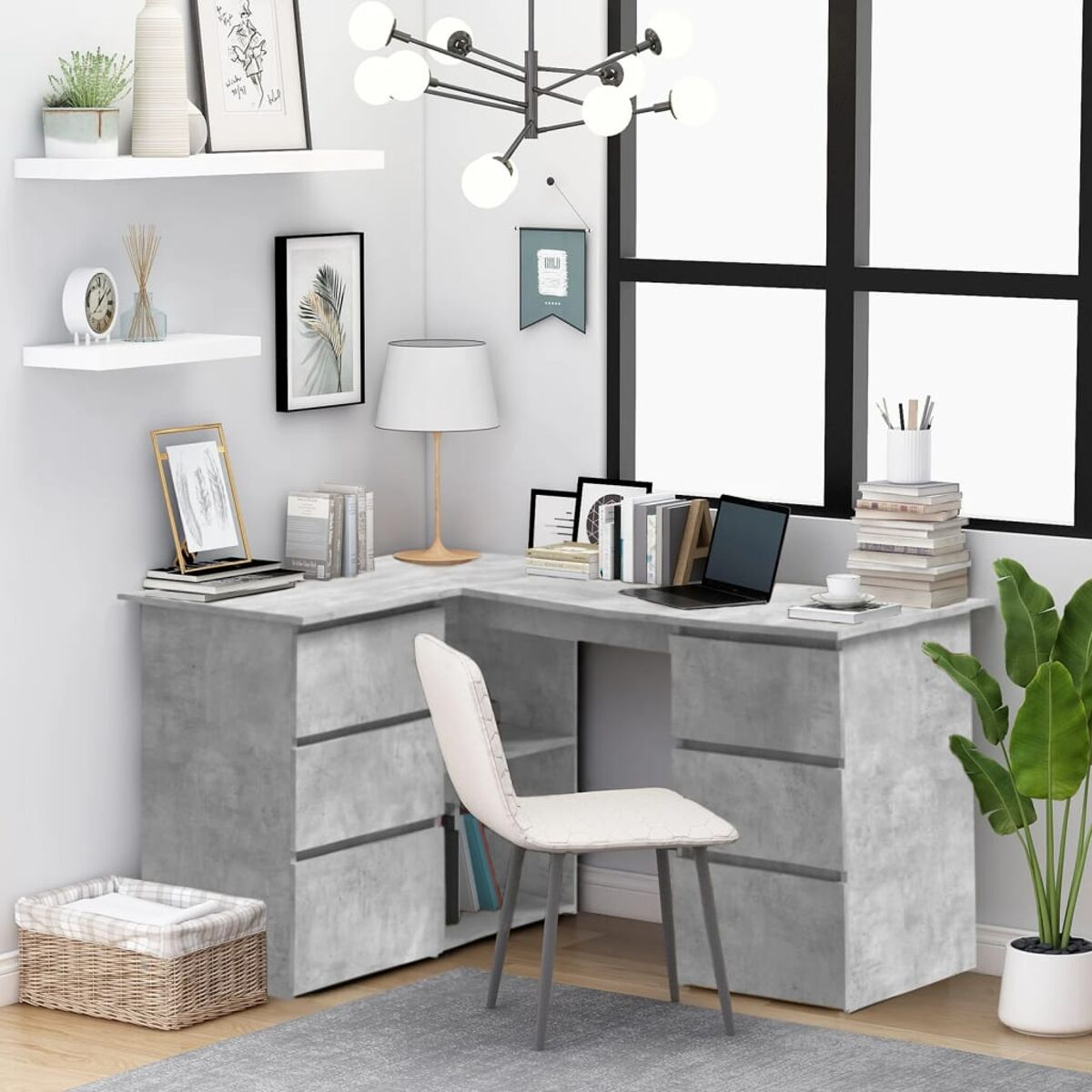 Modernes Home-Office mit grauem Schreibtisch, Stuhl und Dekoration, an einem großen Fenster. Der Raum ist hell.
